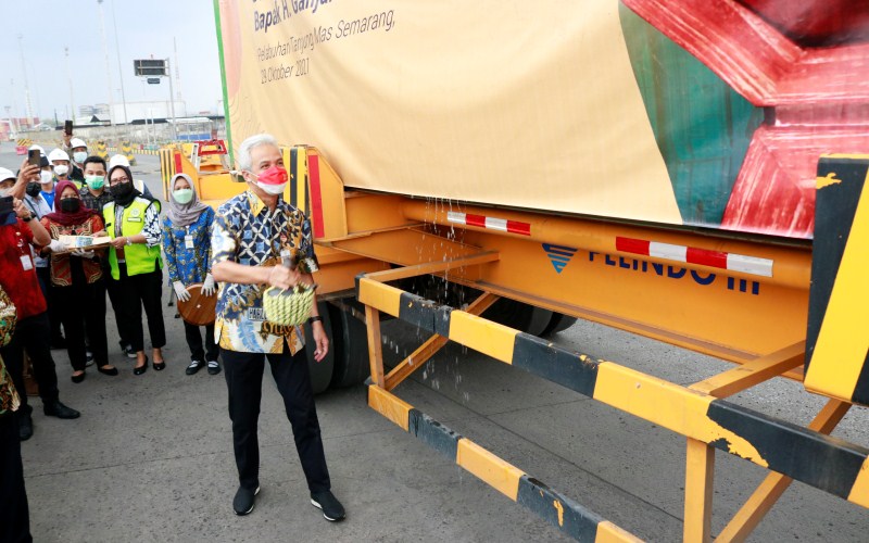 Gubernur Jawa Tengah, Ganjar Pranowo, secara simbolis melepas produk UMKM asal Jawa Tengah sebelum diberangkatkan ke Belgia, Jumat (29/10/2021) - BISNIS - Muhammad Faisal Nur Ikhsan