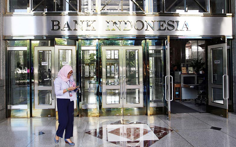 Karyawan keluar dari pintu salah satu gedung Bank Indonesia di Jakarta, Senin, (20/1/2020).   - Bisnis/Abdullah Azzam