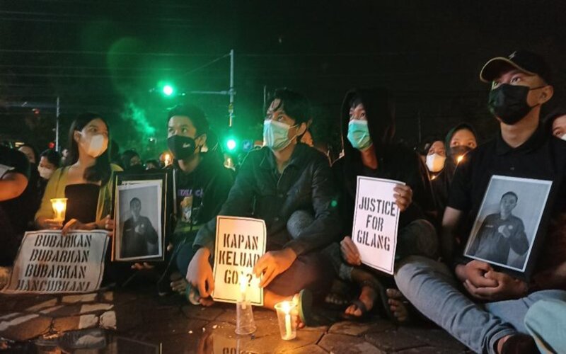 Ratusan mahasiswa mengikuti aksi solidaritas atas meninggalnya salah satu mahasiswa UNS saat mengikuti Diklat Menwa di Boulevard UNS Solo, Selasa (26/10/2021) malam. - JIBI/Chrisna Chanis Cara.