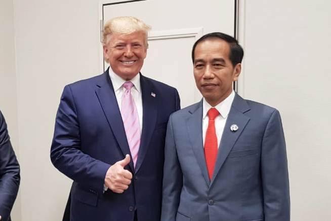 Presiden Joko Widodo (kanan) bersama Presiden Amerika Serikat Donald Trump di sela-sela menghadiri KTT G20, di Osaka, Jepang, Jumat (28/6/2019). - Istimewa