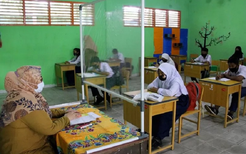 Suasana kegiatan belajar mengajar di Sekolah Menengah Pertama (SMP) Negeri 13 Bagan Besar Duma pada masa pandemi Covid-19 di Riau, Selasa (16/3/2021). - Antara\r\n
