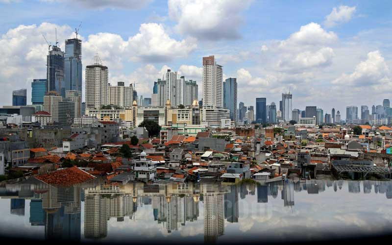 Suasana gedung bertingkat dan perumahan padat penduduk di Jakarta, Rabu (31/3/2021). Bisnis - Eusebio Chrysnamurti