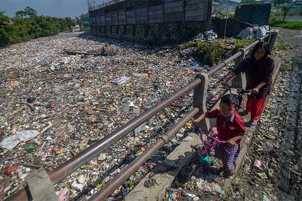 Ilustrasi. Sampah plastik yang menutupi Sungai Citepus, Bandung, Jabar. - ANTARA FOTO/Raisan Al Farisi