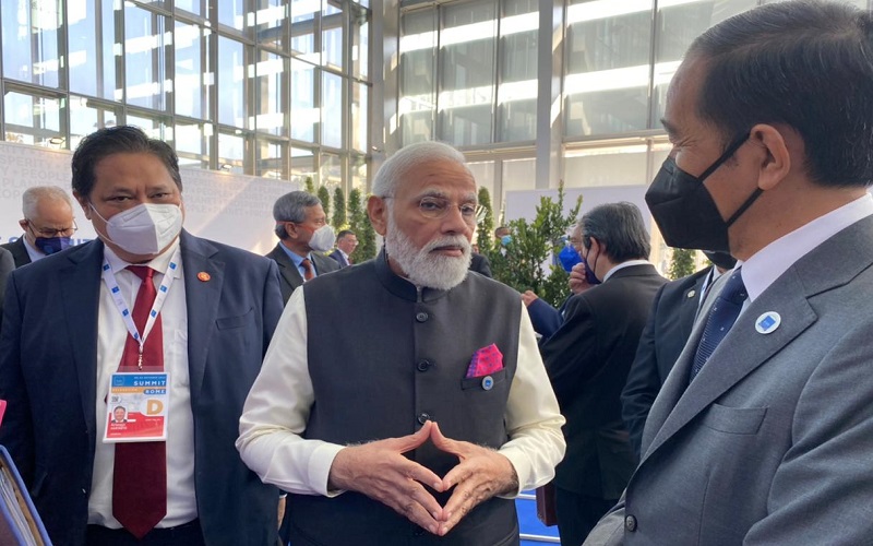 Menko Perekonomian Airlangga Hartarto (kiri), Perdana Menteri India Narendra Modi (tengah), dan Presiden Joko Widodo (kanan) di sela-sela pertemuan KTT G20 di Roma, Italia - Istimewa 
