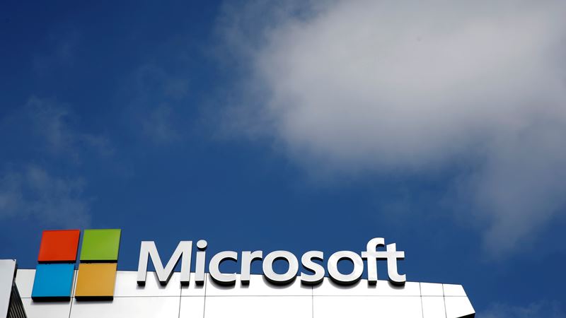 Logo Microsoft terlihat dengan latar awan di Los Angeles, Amerika Serikat pada 14 Juni 2016 - REUTERS/Lucy Nicholson