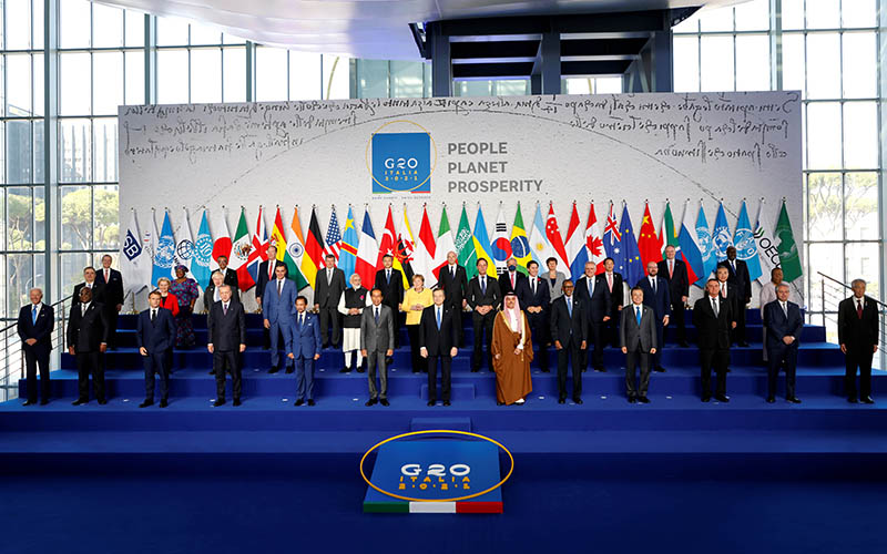 Para pemimpin dunia berkumpul untuk sesi foto resmi pada hari pertama KTT G20 di pusat konvensi La Nuvola, Roma, Italia, Sabtu (30/10/2021).  - Antara Foto