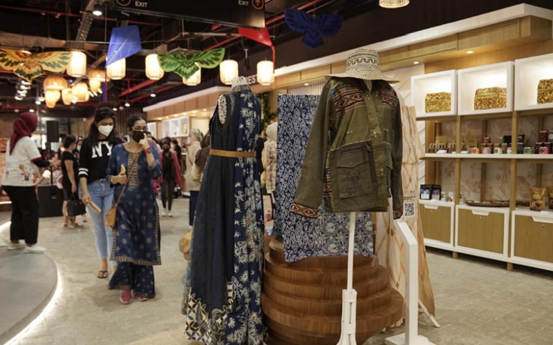 Produk fashion dari Jabar yang dipamerkan di Paviliun Indonesia Dubai Expo 2020.