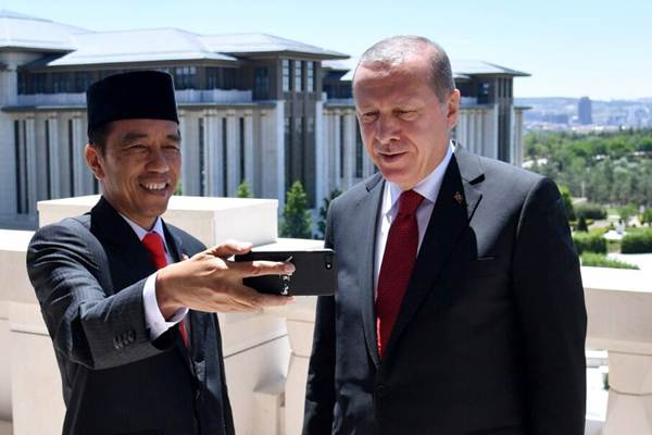 Presiden Joko Widodo (kiri) mengajak Presiden Turki Recep Tayyip Erdogan ngevlog (membuat video blog). - Humas Setkab