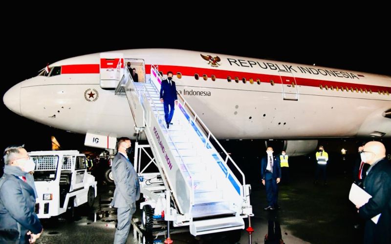 Presiden Joko Widodo (Jokowi) tiba di Bandara Internasional Glasgow Prestwick, Glasgow, Skotlandia, Minggu (31/10/2021) malam waktu setempat - BPMI Setpres - Laily Rachev