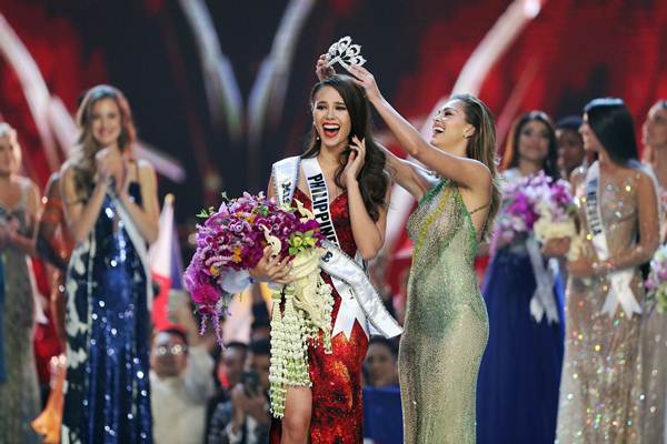 Miss Filipina Catriona Gray memenangkan ajang kontes kecantikan Miss Universe 2018 yang digelar di Bangkok, Thailand, Senin (17/12/2018). - REUTERS/Athit Perawongmetha