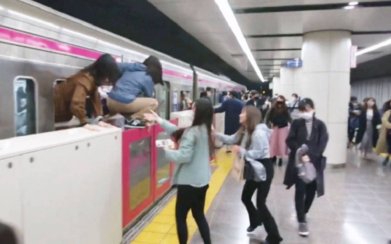 Penumpang kereta di jalur Tokyo, Jepang berlarian keluar setelah seorang pria berkostum Joker menusuk 17 orang penumpang - Japan Times 