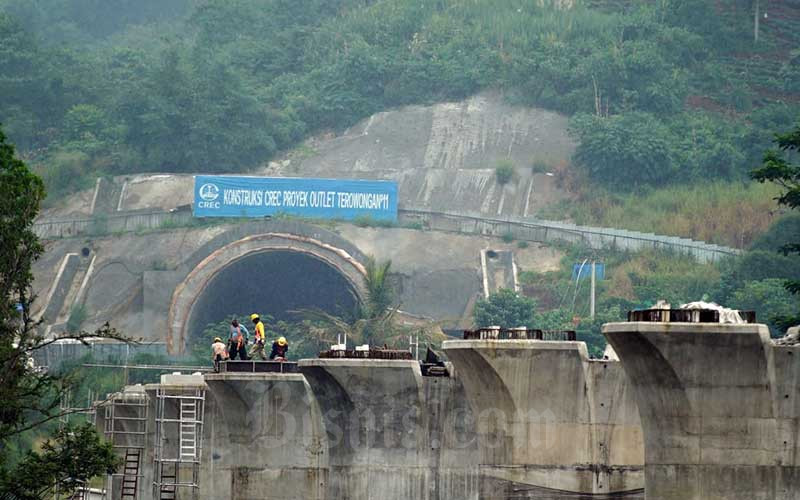 Aktivitas proyek Kereta Cepat Jakarta-Bandung (KCJB) di salah satu tunnel atau terowongan di kawasan Tol Purbaleunyi KM 125, Cibeber, Cimahi Selatan, Jawa Barat, Kamis (2/4/2020). Bisnis - Rachman