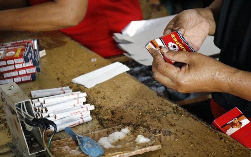 Ilustrasi - Buruh pabrik mengemas rokok SKT di Kawasan Industri Hasil Tembakau (KIHT) Kudus. - Bisnis/Muhammad Faisal Nur Ikhsan