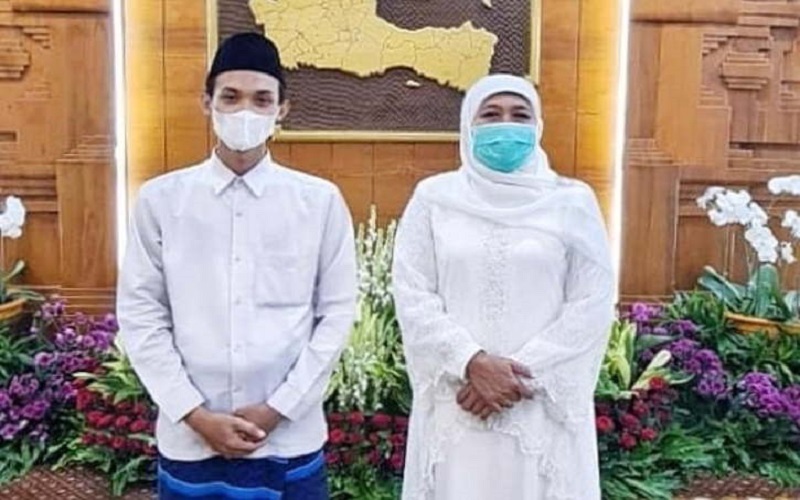 Gubernur Jawa Timur, Khofifah Indar Parawansa berfoto bersama Rahmat Alfian Hidayat, santri yang lolos menjadi imam Masjid Besar di UEA. - Istimewa 