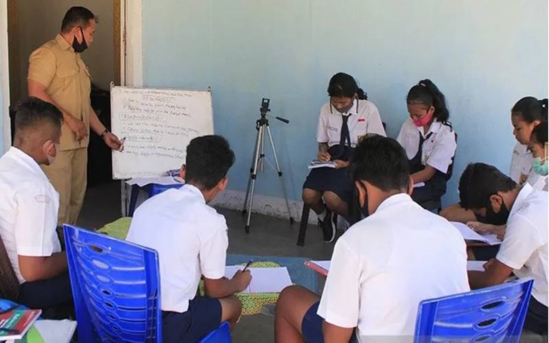 Seorang guru bahasa Inggris sedang mengajar saat dilaksanakannya sedang sekolah tatap muka di salah satu rumah warga di Kota Kupang, NTT Senin (10/08/2020). - Antara