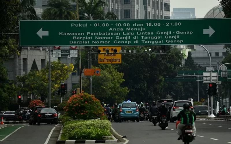 Sejumlah kendaraan berhenti saat lampu merah di dekat kawasan aturan ganjil-genap, Jalan Medan Merdeka Selatan, Jakarta, Sabtu (6/6/2020). - Antara
