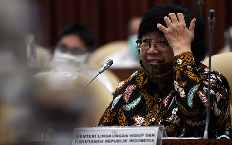 Menteri Lingkungan Hidup dan Kehutanan Siti Nurbaya mengikuti Rapat Kerja dengan Komisi IV DPR di Kompleks Parlemen Senayan, Jakarta, Rabu (24/6/2020). Rapat tersebut membahas RKA K/L dan RKP K/L Tahun 2021 serta evaluasi pelaksanaan APBN 2019 Kementerian LHK. ANTARA FOTO - Puspa Perwitasari