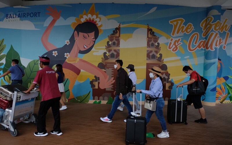Penumpang berjalan keluar dari terminal kedatangan domestik setibanya di Bandara Internasional I Gusti Ngurah Rai, Badung, Bali, Selasa (2/11/2021). Arus kedatangan dan keberangkatan penumpang domestik di bandara tersebut mengalami peningkatan 90 persen sejak penurunan PPKM dari level 3 berubah menjadi level 2. - Antara/Nyoman Hendra Wibowo.