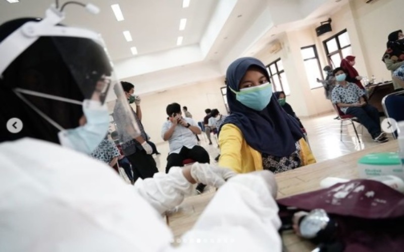 Pemerintah melaksanakan vaksinasi Covid-19 untuk anak usia 12-17 tahun - Instagram Pemprov DKI Jakarta 