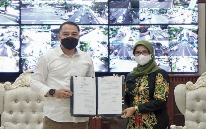 Wali Kota Surabaya Eri Cahyadi dengan Bupati Blitar Rini Syarifah. - Pemkot Surabaya