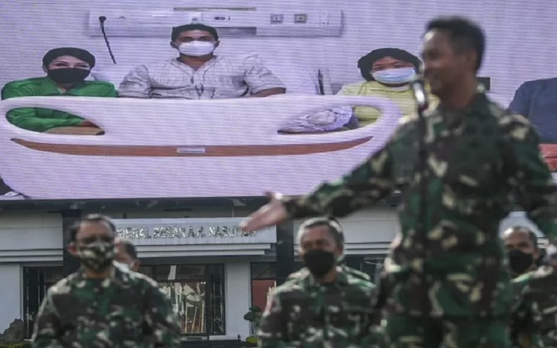 Kepala Staf Angkatan Darat (Kasad) Jenderal TNI Andika Perkasa (tengah) memperkenalkan Serda Aprilia Manganang via videotron di Markas Besar TNI Angkatan Darat (Mabes AD), Jakarta, Selasa (9/3/2021). - Antara