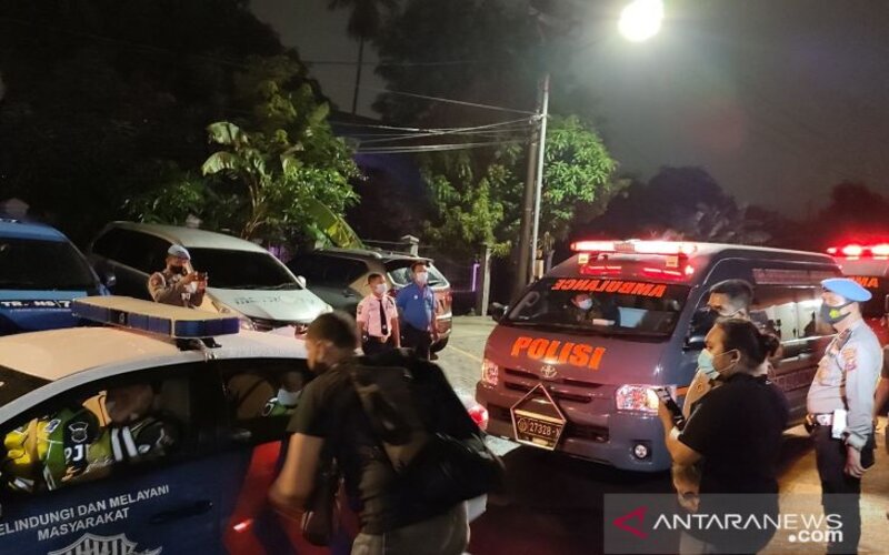 Dua unit ambulans yang membawa jenazah aktris Vanessa Angel dan suaminya Febri Andriansyah dari RS Bhayangkara Surabaya menuju Jakarta. - Antara/Willy Irawan.