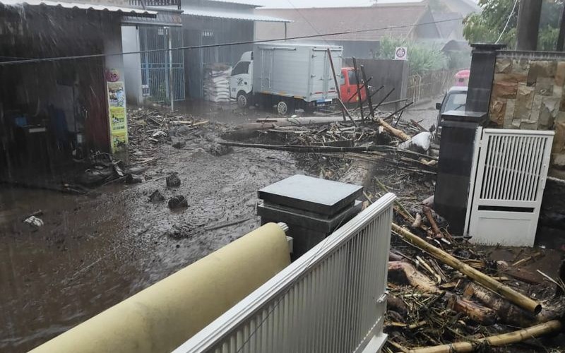 Banjir Bandang di Kota Batu dan Malang: Puluhan Rumah Terdampak, Mobil dan Warung Kecil Hanyut