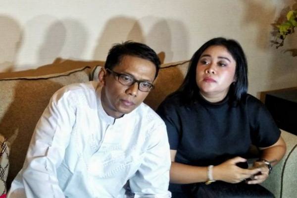 Doddy Sudrajat dan Puput, ayah kandung Vanessa Angel dan ibu tirinya dalam jumpa pers di kantor pengacara Muhammad Zakir Rasyidin, Jakarta, Jumat (25/1/2019). - Antara