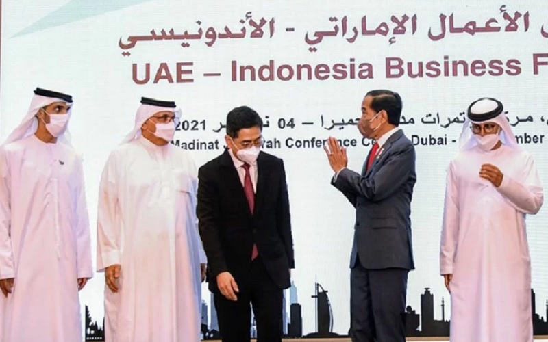 Presiden Joko Widodo berbincang dengan Ketua Umum Kadin Arsjad Rasjid dan sejumlah perwakilan investor Uni Emirat Arab dalam acara Indonesia-PEA Investment Forum di Dubai, Kamis (4/11/2021). - Antara