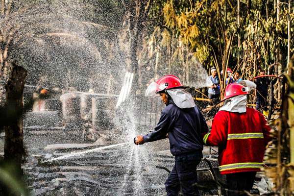 Petugas pemadam kebakaran melakukan pendinginan area ledakan sumur minyak ilegal pasca-api padam di Desa Pasir Putih, Rantau Pereulak, Aceh Timur, Aceh, Kamis (26/4/2018).ANTARA FOTO - Rahmad