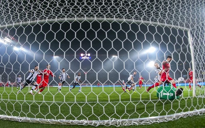 Pemain FC Twente Mees Hilgers mencetak gol ketika timnya menang 1-0 atss Heracles dalam pertandingan Liga Belanda di Stadion De Grolsch Veste di Enschede, Belanda, 5 November 2021/Pro Shots/Sipa USA - Antara