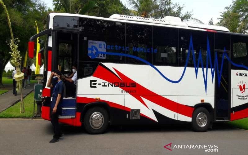 Prototipe bus listrik produksi PT INKA meramaikan pameran kendaraan listrik di Taman Wisata Candi Borobudur, Kabupaten Magelang, Selasa (6/11/2021). - ANTARA/Heru Suyitno
