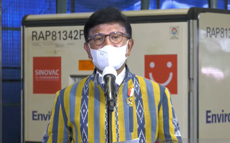 Menteri Komunikasi dan Informatika, Johnny G. Plate dalam konferensi pers kedatangan vaksin Covid-19 tahap kesepuluh di Bandara Soekarno-Hatta, Cengkareng, Jumat (30/4/2021).  - ANTARA