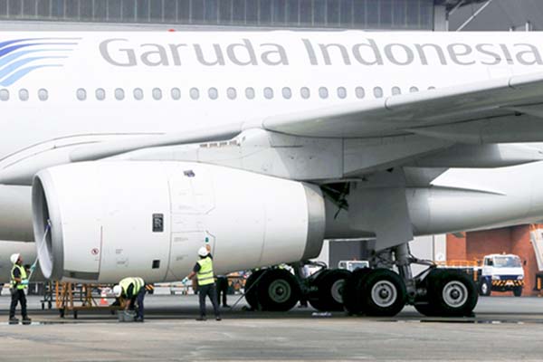 Aktivitas ground handling pesawat Garuda Indonesia di Bandara Soekarno-Hatta - Reuters