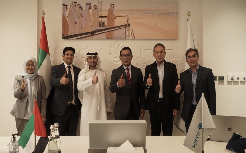 Ridwan Kamil (ketiga dari kanan) berfoto bersama manajemen Masdar Mubadala Investment Company -  Istimewa
