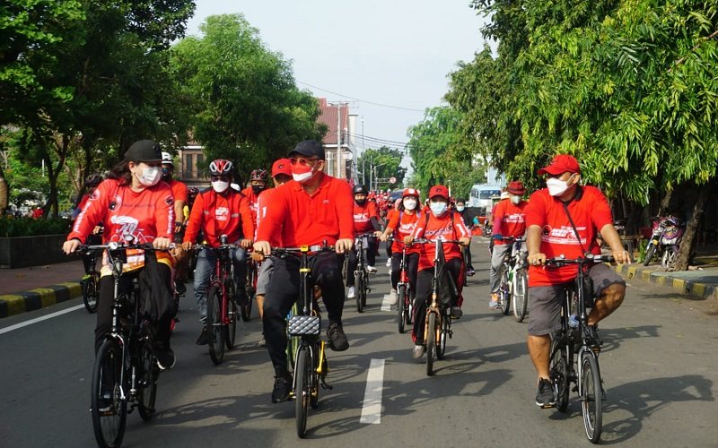 DPP PDI Perjuangan menggelar acara gowes santai bersama di Kawasan Kota Tua, Jakarta Barat pada Minggu (7/11 - 2021). 