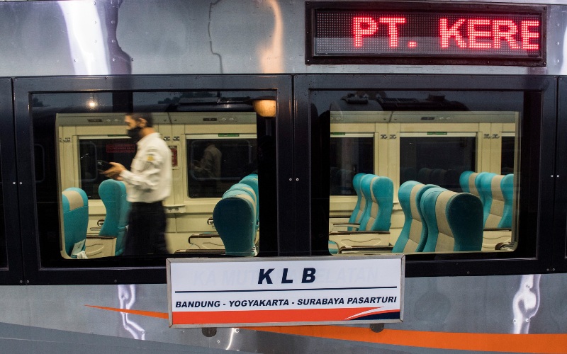 Penumpang melintas di dalam gerbong Kereta Api Luar Biasa (KLB) jurusan Bandung - Surabaya Pasar Turi di Stasiun Bandung, Jawa Barat, Selasa (12/5/2020) - ANTARA FOTO/M Agung Rajasa