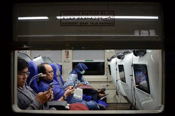 Sejumlah penumpang berada di dalam gerbong kereta 'Sleeper Luxury 2' yang dirangkaikan dengan kereta Argo Lawu jurusan Gambir-Solo Balapan sebelum berangkat di Stasiun Gambir, Jakarta, Selasa (28/5/2019). PT. Kereta Api Indonesia meluncurkan generasi baru kereta 'Sleeper Luxury 2' yang hanya memuat 26 kursi. -  ANTARA FOTO/M Risyal Hidayat