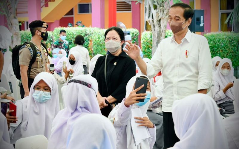 Presiden Joko Widodo bersama Ketua DPR RI Puan Maharani meninjau pelaksanaan vaksinasi Covid/19 di SMAN 4 Serang, Banteng pada Selasa 21 September 2021 / Twitter Jokowi