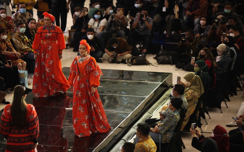 Sejumlah peragawati memamerkan busana saat Surabaya Fashion Week di Grand City Mall, Surabaya, Jawa Timur, Minggu (31/10/2021). Surabaya Fashion Week 2021 tersebut digelar secara luring dan daring sampai 7 November 2021. - Antara/Didik Suhartono.