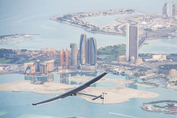 Pemandangan Abu Dhabi saat pesawat solar impulse melintasi kota tersebut, Kamis (26/2). - Reuters