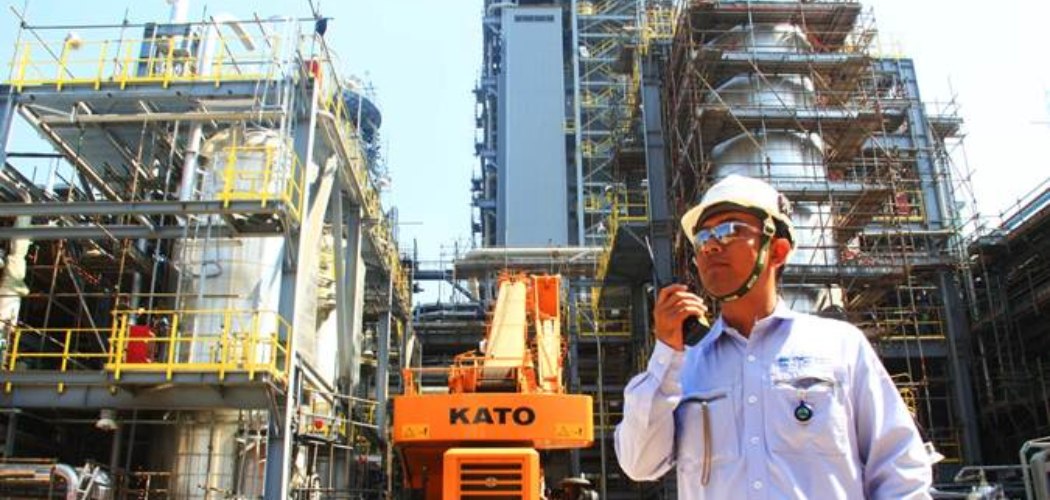 Pekerja beraktivitas di proyek pembangunan pabrik Polyethylene (PE) baru berkapasitas 400.000 ton per tahun di kompleks petrokimia terpadu PT Chandra Asri Petrochemical Tbk. (CAP), Cilegon, Banten, Selasa, (18/6/2019). - Bisnis/Triawanda Tirta Aditya