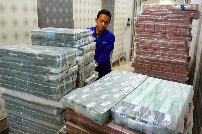 Karyawan memeriksa pasokan uang di Cash Pooling Bank Mandiri, Jakarta, Kamis (9/5/2019). - Bisnis/Abdullah Azzam