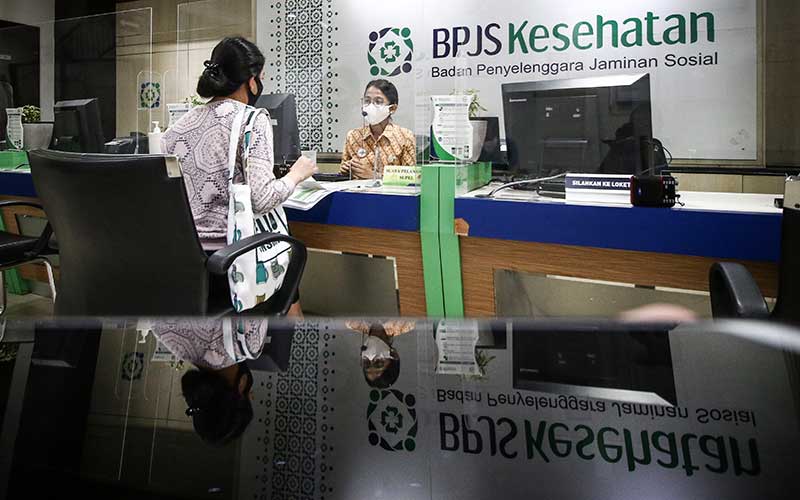 Petugas melayani peserta BPJS,  di Kantor BPJS Kesehatan, Proklamasi, Jakarta, Selasa (8/9/2020).  - Antara Foto/Rivan Awal Lingga