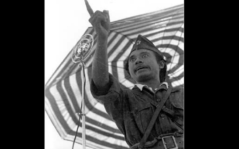 Sutomo atau yang lebih akrab dikenal dengan sapaan akrab Bung Tomo adalah Pahlawan Nasional Indonesia. - wikipedia