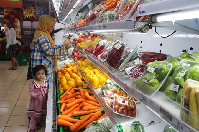 Konsumen memilih barang kebutuhan di salah satu gerai supermarket Giant di Jakarta, Minggu (23/6/2019). - Bisnis/Triawanda Tirta Aditya