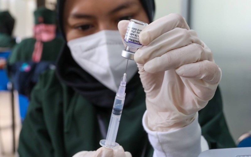 Tenaga kesehatan tengah menyiapkan satu dosis vaksin Covid-19 dalam program vaksinasi yang diselenggarakan di Surabaya. - Istimewa