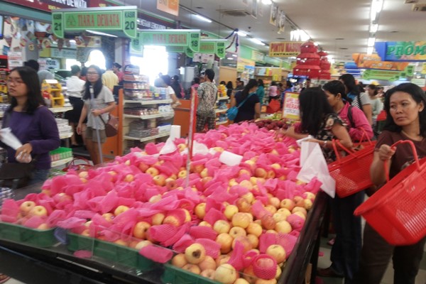Pengunjung berburu buah apel di Tiara Dewata Supermarket Denpasar menjelang Hari Raya Kuningan pada Sabtu (25/7/2015). - Bisnis/Natalia Indah Kartikaningrum
