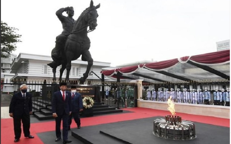 Tangkapan layar - Presiden Joko Widodo (tengah) berjalan diikuti oleh Menteri Pertahanan (Menhan) Prabowo Subianto (kanan) setelah meresmikan Tugu Api Semangat Indonesia Merdeka Tidak Pernah Padam dan Patung Presiden Soekarno sedang menunggangi kuda, di Lapangan Bela Negara, Kementerian Pertahanan, Jakarta, pada Selasa, (9/11/2021). JIBI - Bisnis/Nancy Junita @jokowi