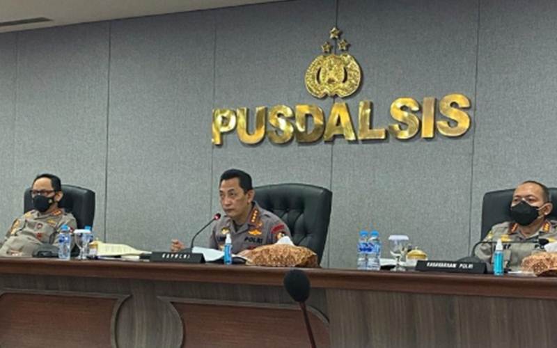 Kapolri Jenderal Pol Listyo Sigit Prabowo saat video konferensi (vicon) dengan seluruh kapolda dalam rangka mengecek langsung upaya penanganan pandemi Covid-19 setelah Lebaran 2021, Selasa (1/6/2021)./Antara - HO/Divisi Humas Polri\r\n